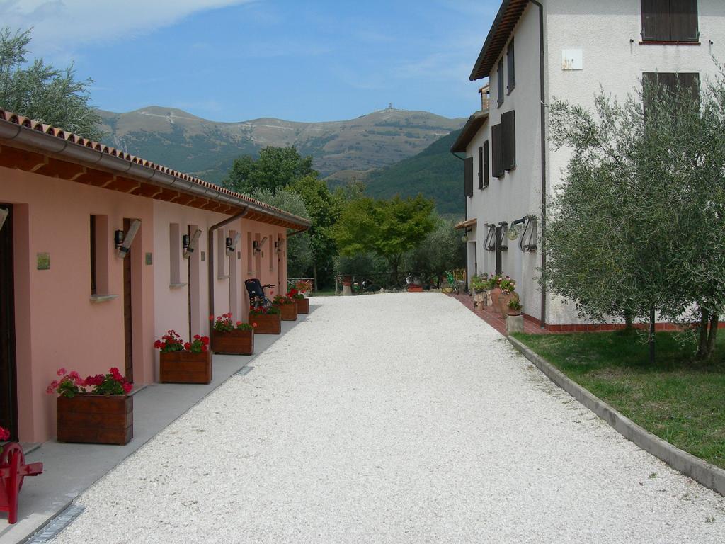 Santa Croce Villa Fossato di Vico Екстериор снимка