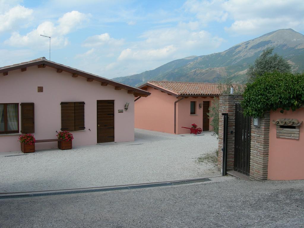 Santa Croce Villa Fossato di Vico Екстериор снимка