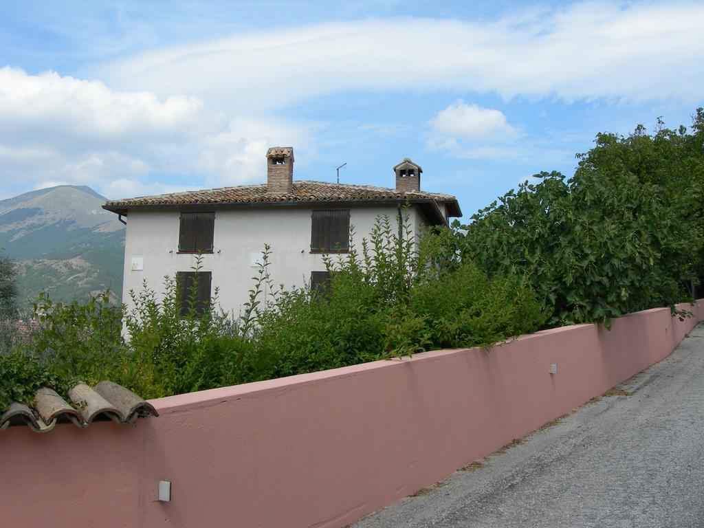 Santa Croce Villa Fossato di Vico Екстериор снимка