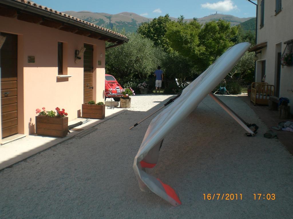 Santa Croce Villa Fossato di Vico Екстериор снимка