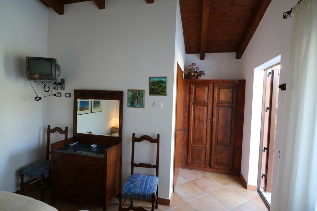 Santa Croce Villa Fossato di Vico Екстериор снимка